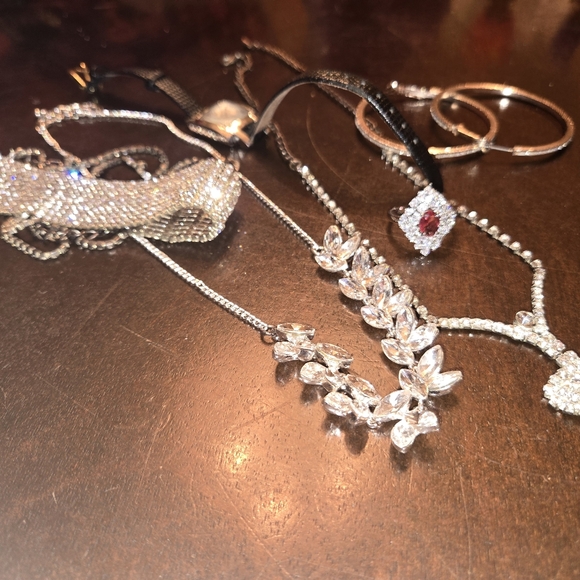 Elegant Silver and Gold Jewelry Set - Picture 5 of 7